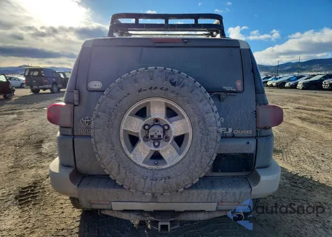 2010 Toyota Fj Cruiser z USA, uszkodzony, nr VIN JTEBU4BF1AK097264